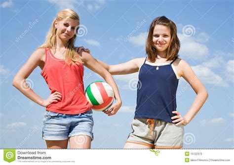 sportliche mädchen mit volleyball stockbild bild von freundlich lächeln 15122373