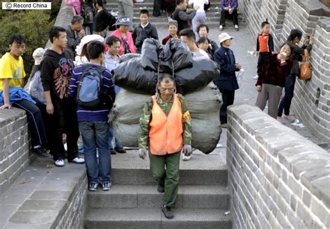 「素養がなさすぎる！」中国人観光客のマナーの悪さが国内外で問題に―中国メディア