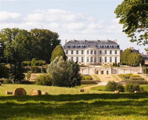 magnificent french chateaux  sale   french chateau french chateau  sale chateau