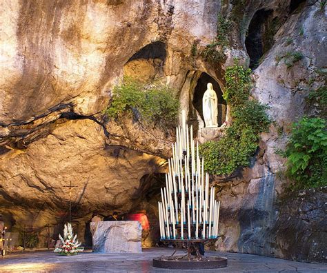 der fels der grotte  lourdes foto bild architektur sakralbauten kapellen marterl