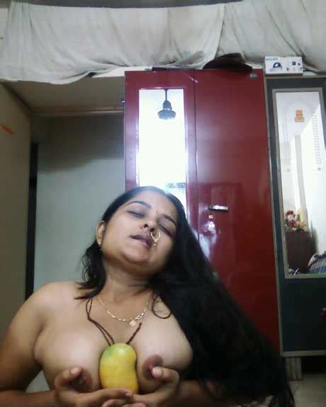 sexy mangla bhabhi ne apne boobs ke beech me mango rakh diya antarvasna indian sex photos