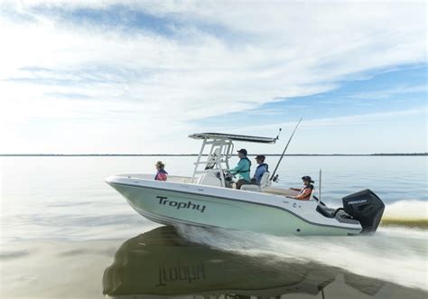 bayliner bringing  trophy fishing boats  miami show trade  today