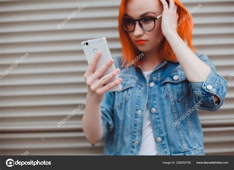 Jeune Belle Fille Utilise Smartphone Dans Café Surf Sur Internet Image