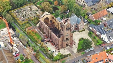 luchtfotos van afgebrande kerk  hoogmade schade  enorm studio kaag en braassem