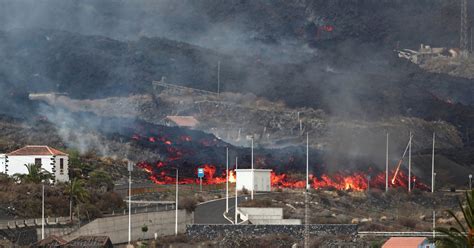 flee  canary island eruption continues creates lava tsunami nbc news ladoko pintan
