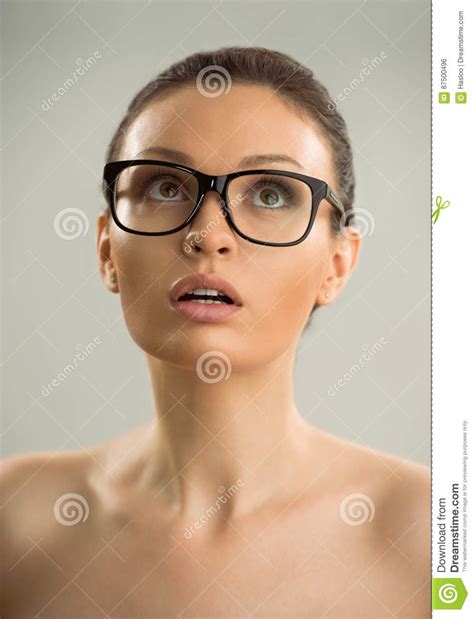 vidros vestindo da mulher despida sexy quente foto de stock imagem de fêmea glamour 87500496
