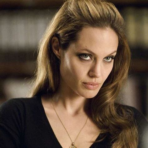 Angelina Jolie Bate A Rainha Elizabeth é Uma Das Pessoas Mais Admiradas