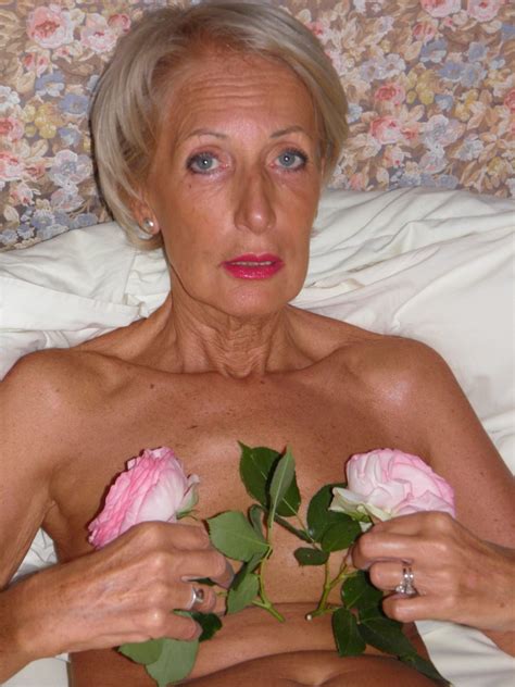 elegant slim granny posing naked in this pics
