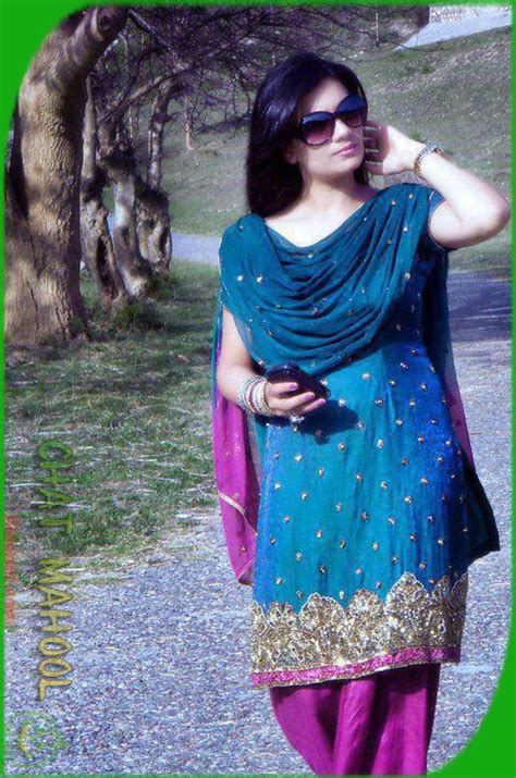 Aunty In Park And Posing She Is Pakistan Chatroom Girl