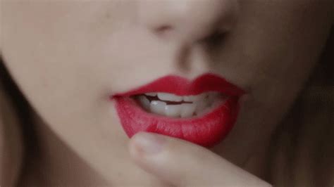 all of taylor swift s red lip classic moments from the style video