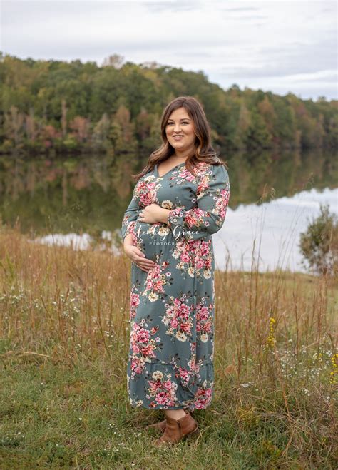 outdoor maternity photography lake and grasses maternity