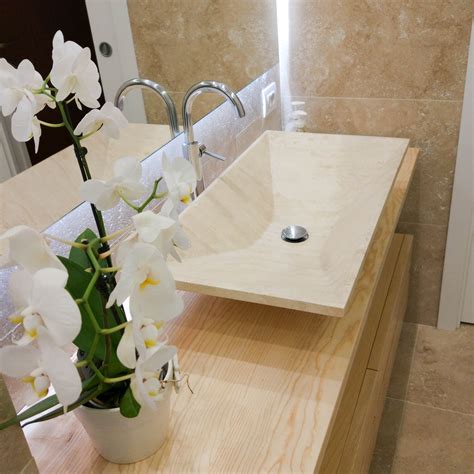 arredare il bagno  stile moderno lavabo  rivestimenti  pietra