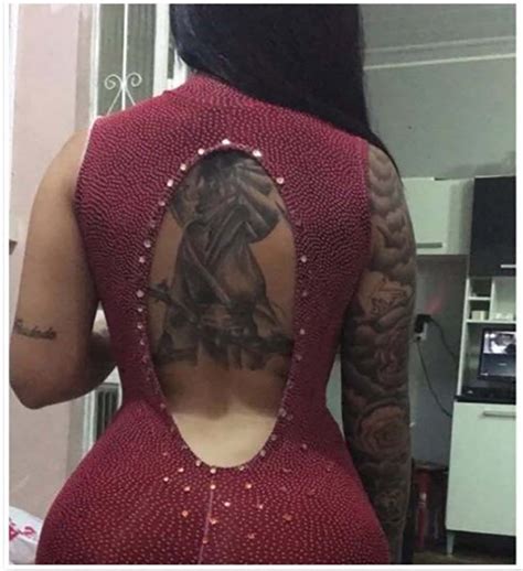 morena tatuada tem fotos com armas em perfil e é ameaçada de morte por