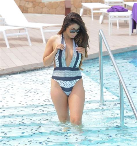 Jessica Hayes Bravely Showed Off Her Curvy Body In A Bikini 15 Photos
