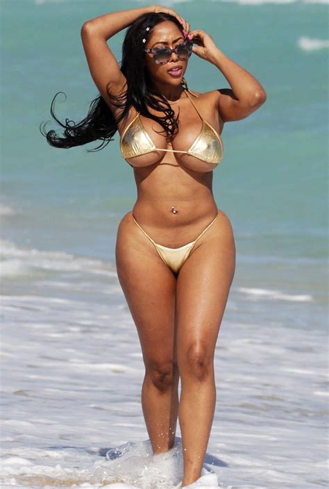 porn star moriah mills showed big ass and tits in bikini