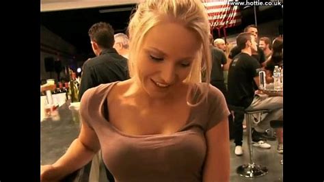 hot chick in a bar shows me everything xvideos