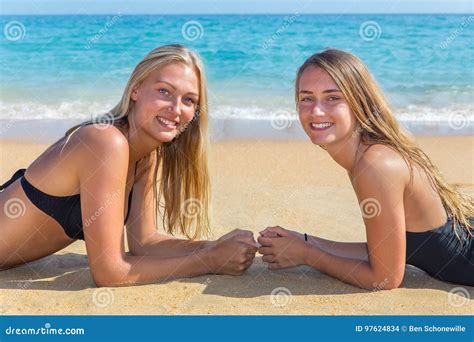 Twee Nederlandse Meisjes Die Op Strand Liggen Stock Foto Image Of