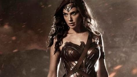 gal gadot thanks zack snyder for believing in her as wonder woman