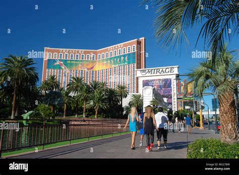 las vegas strip daytime blue sky  res stock photography  images