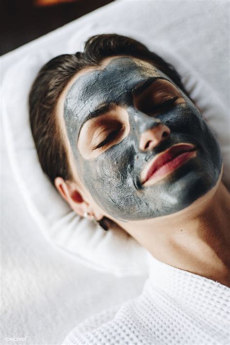 woman relaxing   facial mask   spa premium image