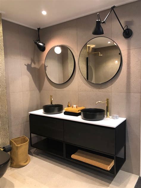 moderne badkamer met ronde spiegels en ronde zwarte waskommen badkamer modern badkamer