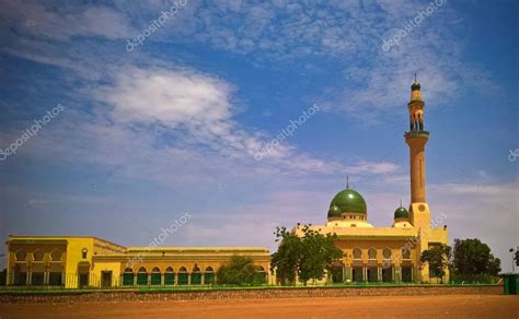 vista exterior a niamey gran mezquita de niamey níger — fotos de stock © homocosmicos 190674016