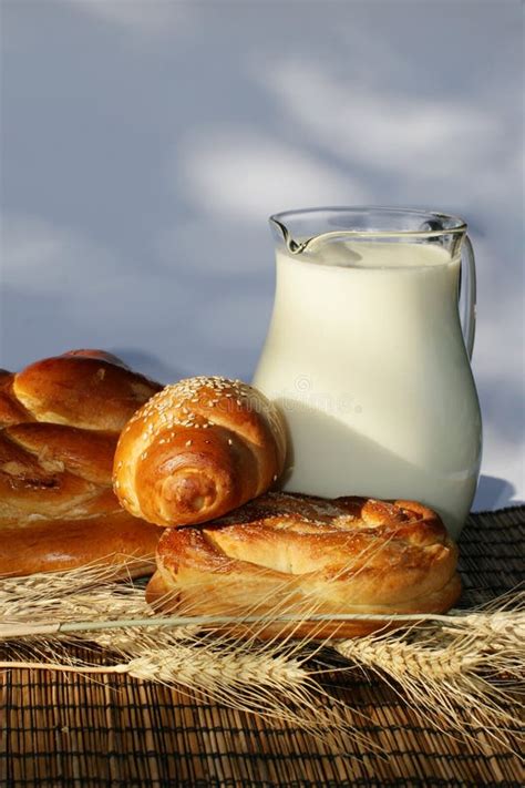 het brood en de kruik van het baksel met melk stock afbeelding image  baksel achtergrond