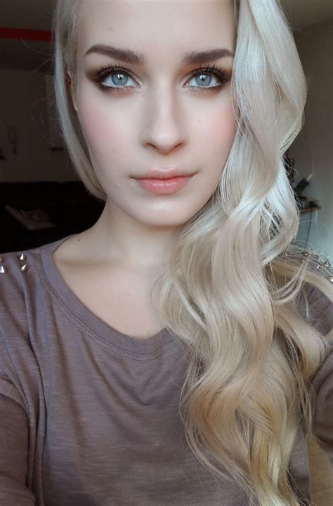 List Of What Color Looks Best On Pale Skin Blondes 2022