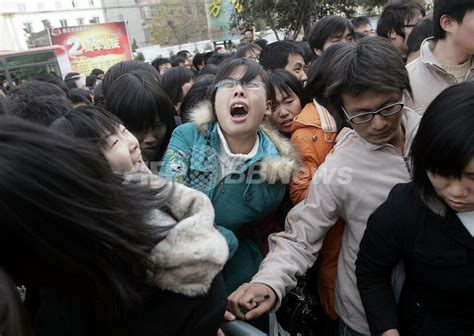 就職フェア会場に入れないほどの人殺到、中国 写真6枚 国際ニュース：afpbb news
