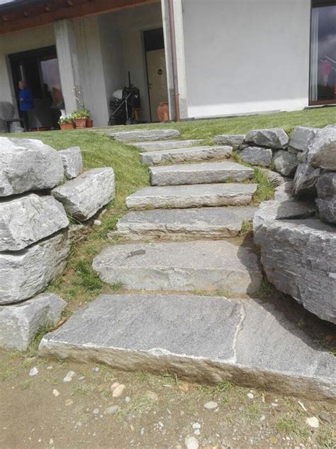 · il costo è di una mezza giornata di lavoro in due persone, diciamo 200 €. Blocchi di pietra per muri stradali di contenimento fiumi o scogliere