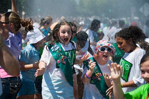 thousands  girl scouts descend  national mall  celebrate