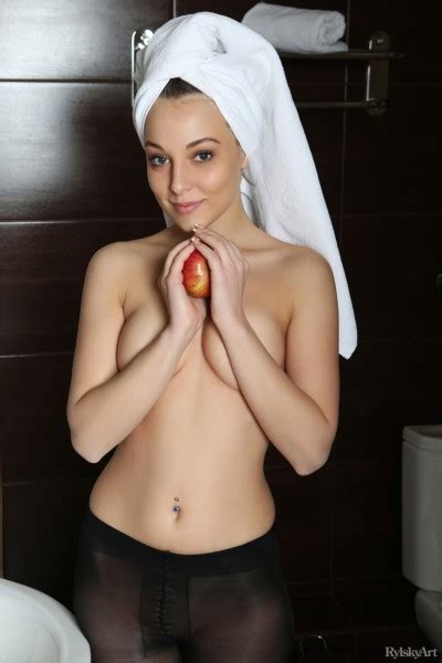 nikia a nude in 12 photos from rylskyart