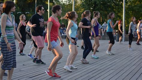 gambar  berlari menari taman joging olahraga moscow