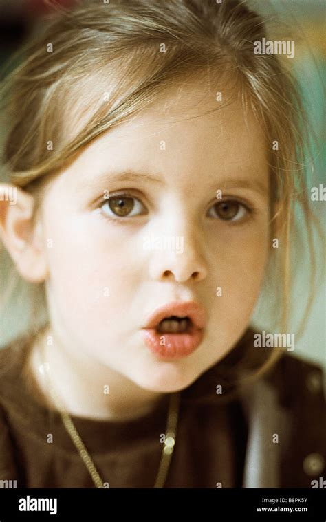 Kleines Mädchen Mit Mund Offen Porträt Stockfotografie Alamy