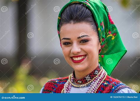 portret van een roemeense vrouw met een traditioneel nationaal kostuum redactionele afbeelding