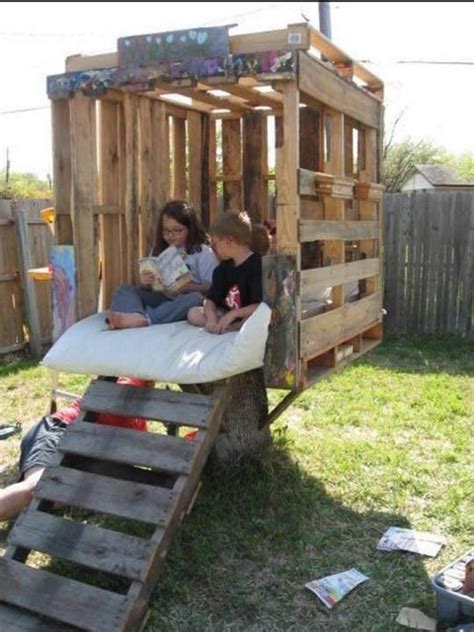 wood pallet playhouses  kids upcycle art