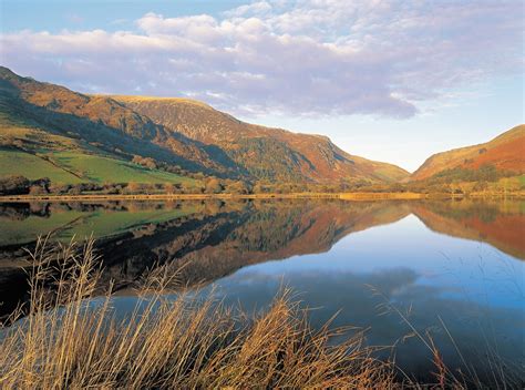 scenic welsh lakes  reservoirs  explore visit wales