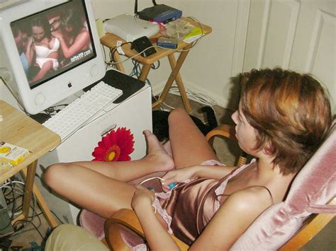 girls watching porn and and playing with themselves 23 bilder