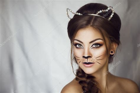 sexy beauté fille avec chat de maquillage sur le visage et les oreilles sur sa tête provocateur
