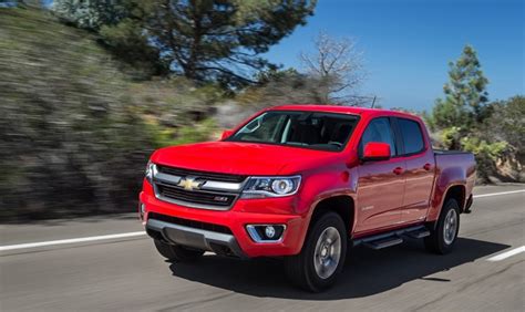 ford   loses  chevy colorado  truck   year torque news