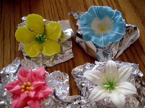 images  royal icing flowers  pinterest royal icing
