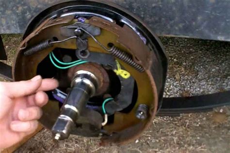 electric trailer brakes work