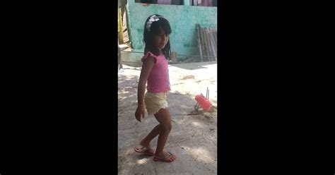 menina dancando menina de  anos dancando youtube menina dancando kuduro de  anos