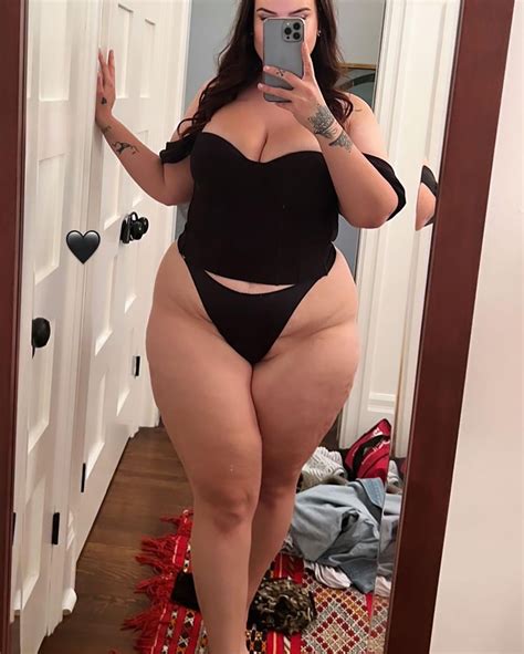 Onlyfans Model Makes 45k Monthly From Her Curves