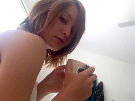 actress emily browning nude leaked private pics — she sun burned her flat ass