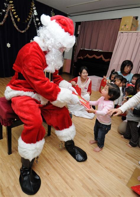 Santa Claus Visits Japan Yokota Air Base Article Display