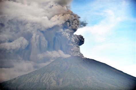 bali mount agung indonesian volcano spews volcanic ash as massive