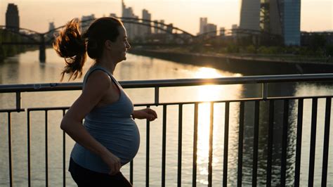 a woman ran a mile in under six minutes while nine months pregnant