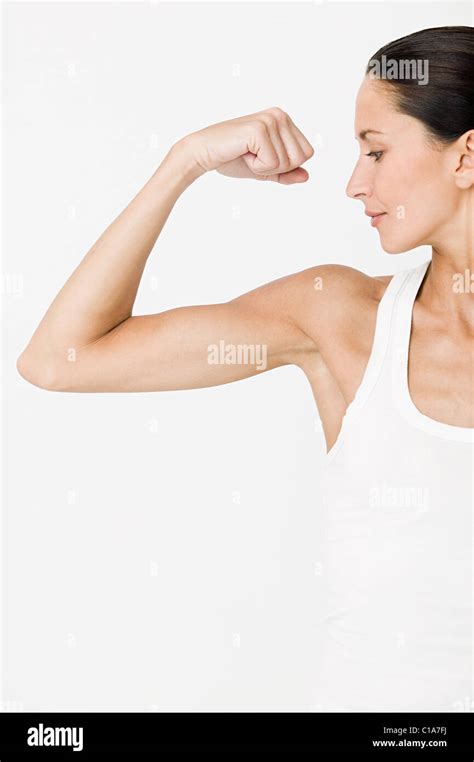 Mujer Joven Flexionando Los Músculos Fotografía De Stock Alamy