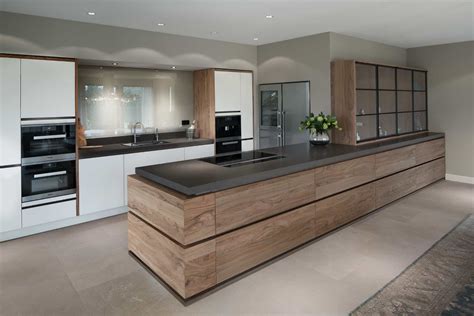 moderne keuken strak greeploos en olijfhout tinello keuken interieur kitchen interior